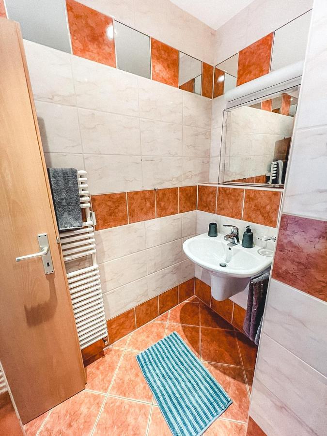 Zentrum, 2r, Balkon, Wifi, 4p, Modern, Ruhig Apartment *